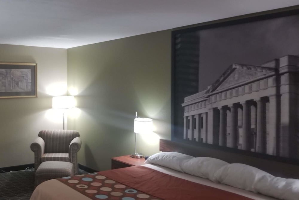 Super 8 by Wyndham Bellefontaine 33/38