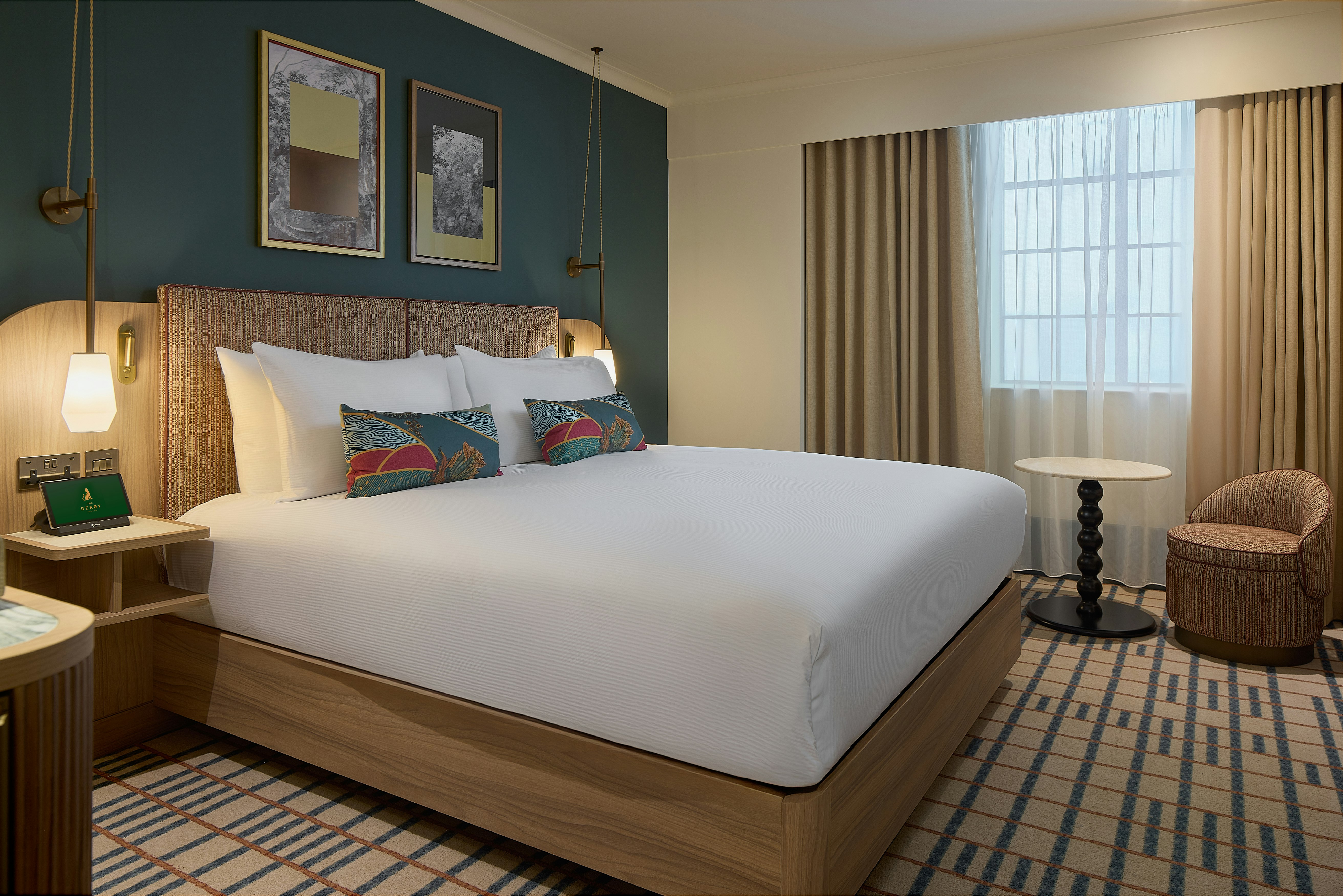 DELUXE, KING BED