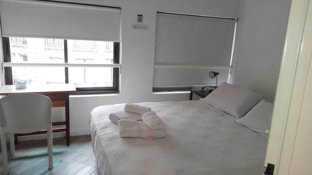غرفة بسرير كوين بحمام خاص، BA Stop Hotel House 7/9
