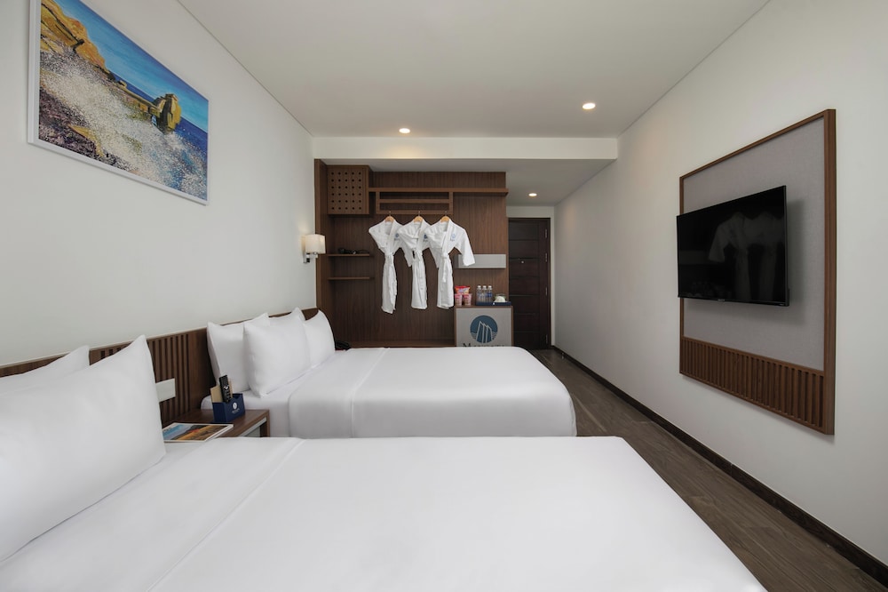 Mangata Beachfront Hotel 11/46