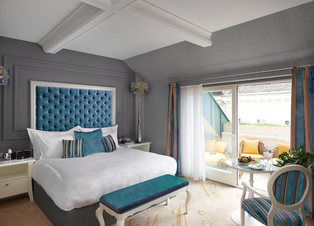 CITY, KING BED, TERRACE
