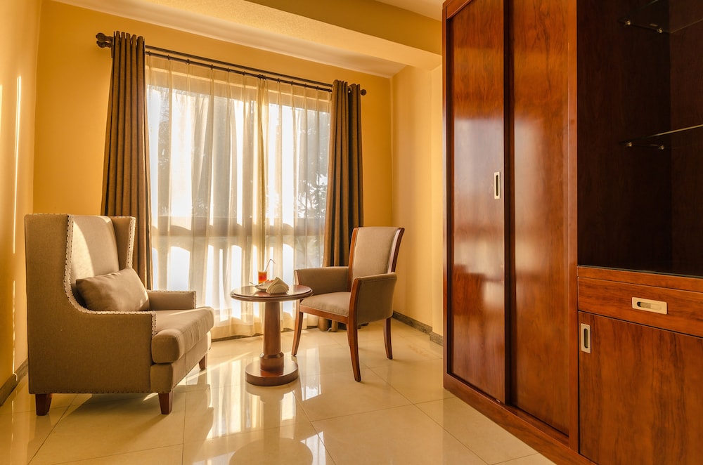 HILLSIDE PLAZA HOTEL 27/66