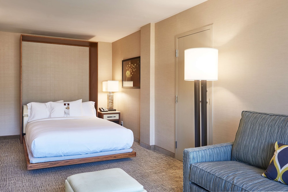 Doubletree By Hilton Fresno Convention Center 16/59