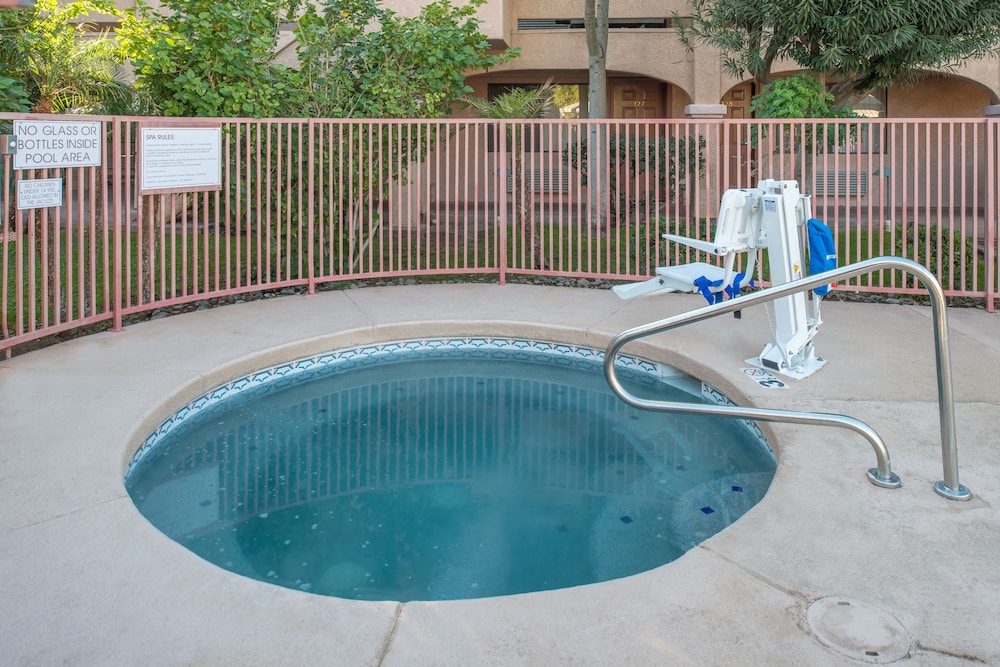 La Fuente Inn Suites 4/65