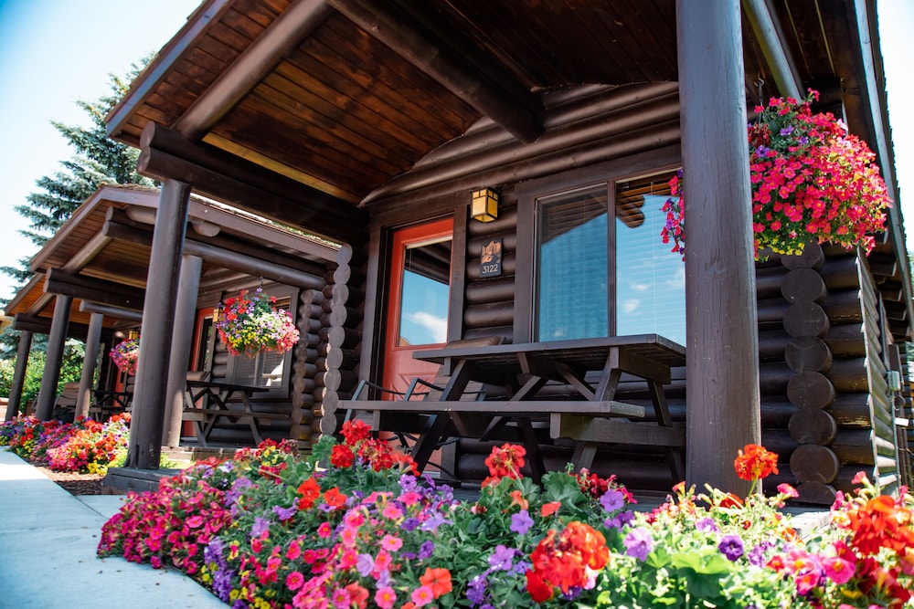 Elk Country Inn 3/68