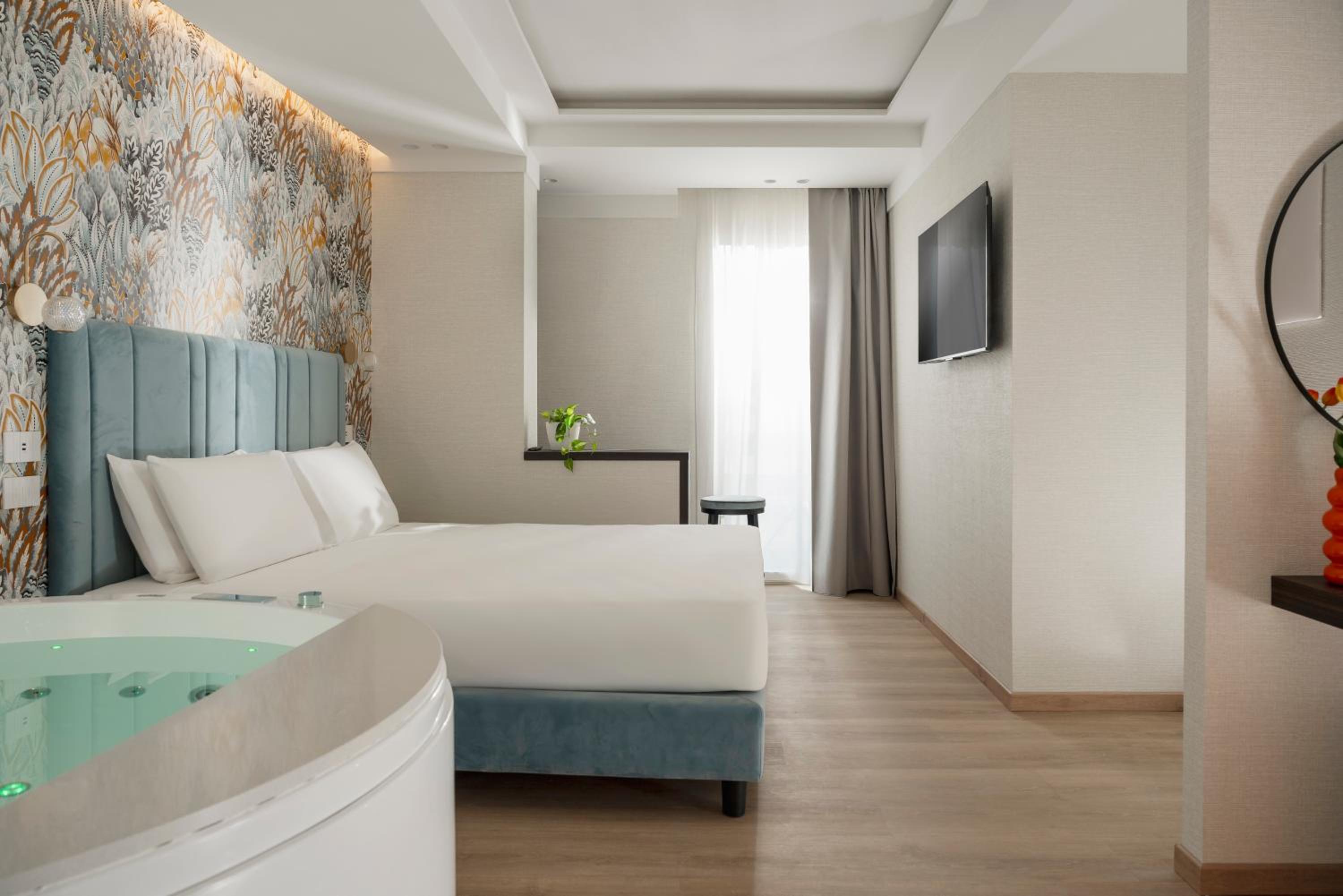 جناح جونيور بشرفة، Grazia Hotel 6/10