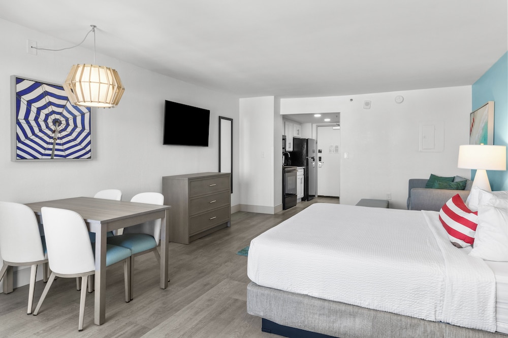 Efficiency, Pinnacle, Deluxe, King Bed, Ocean View، Compass Cove Resort 2/5