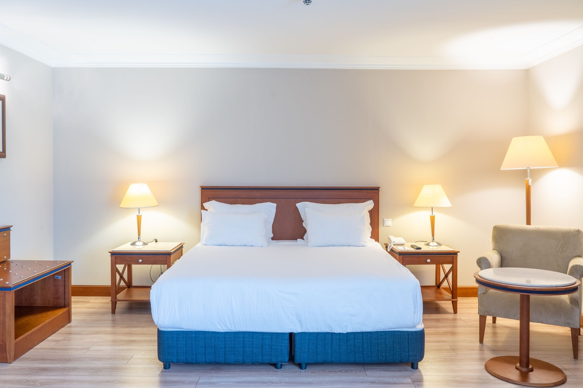 JUNIOR SUITE, QUEEN BED
