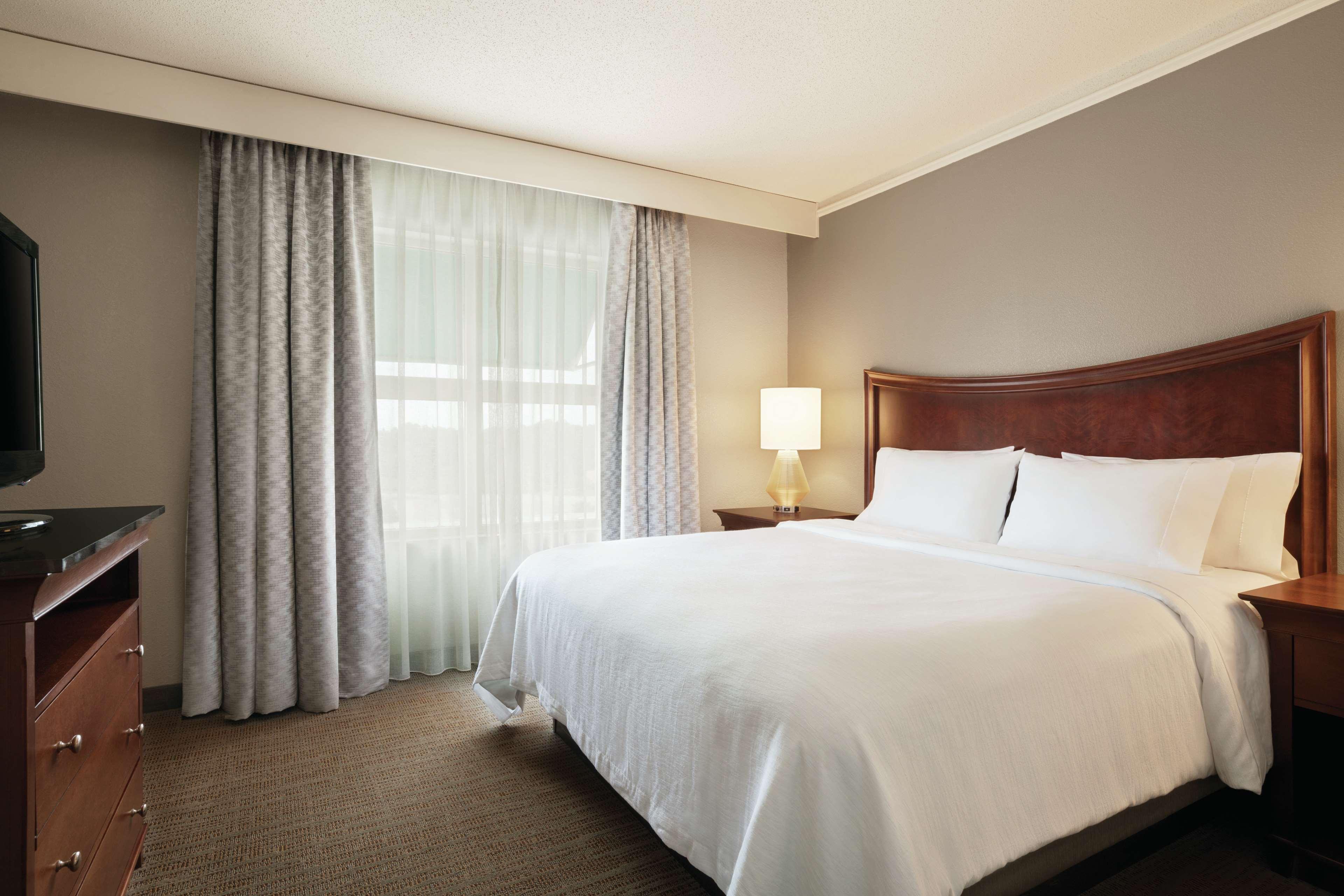 2 ROOMS, SUITE, KING BED, LIVING AREA