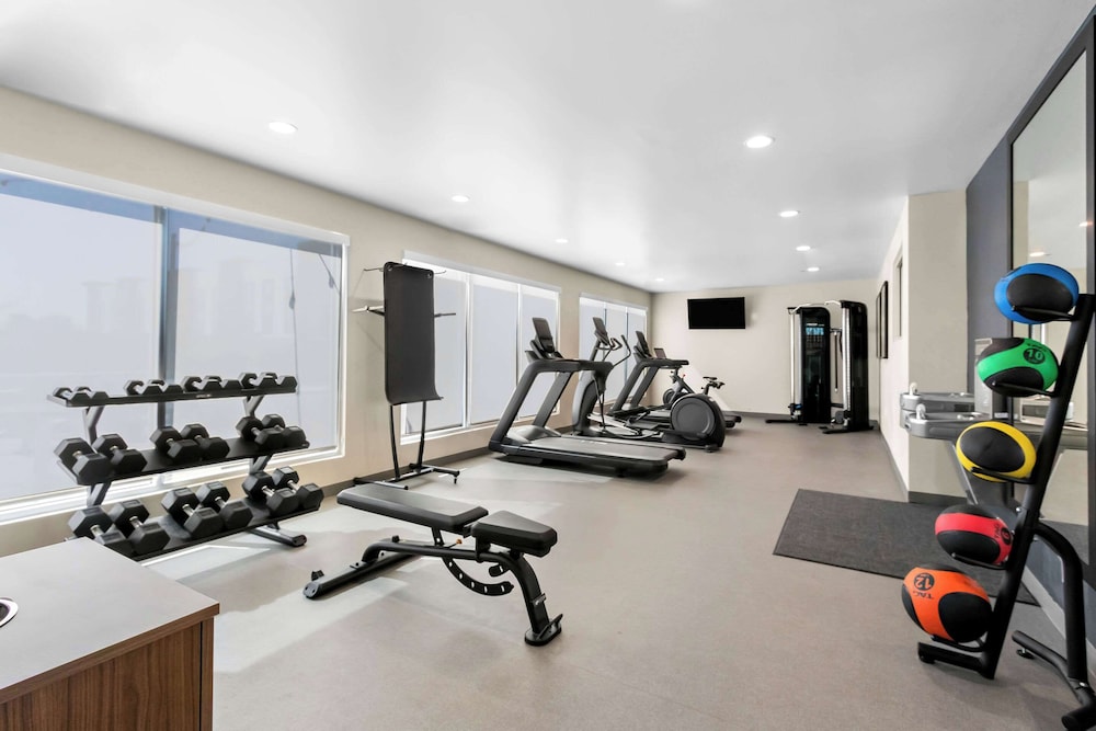 Everhome Suites Glendale Sports & Entertainment District 24/47