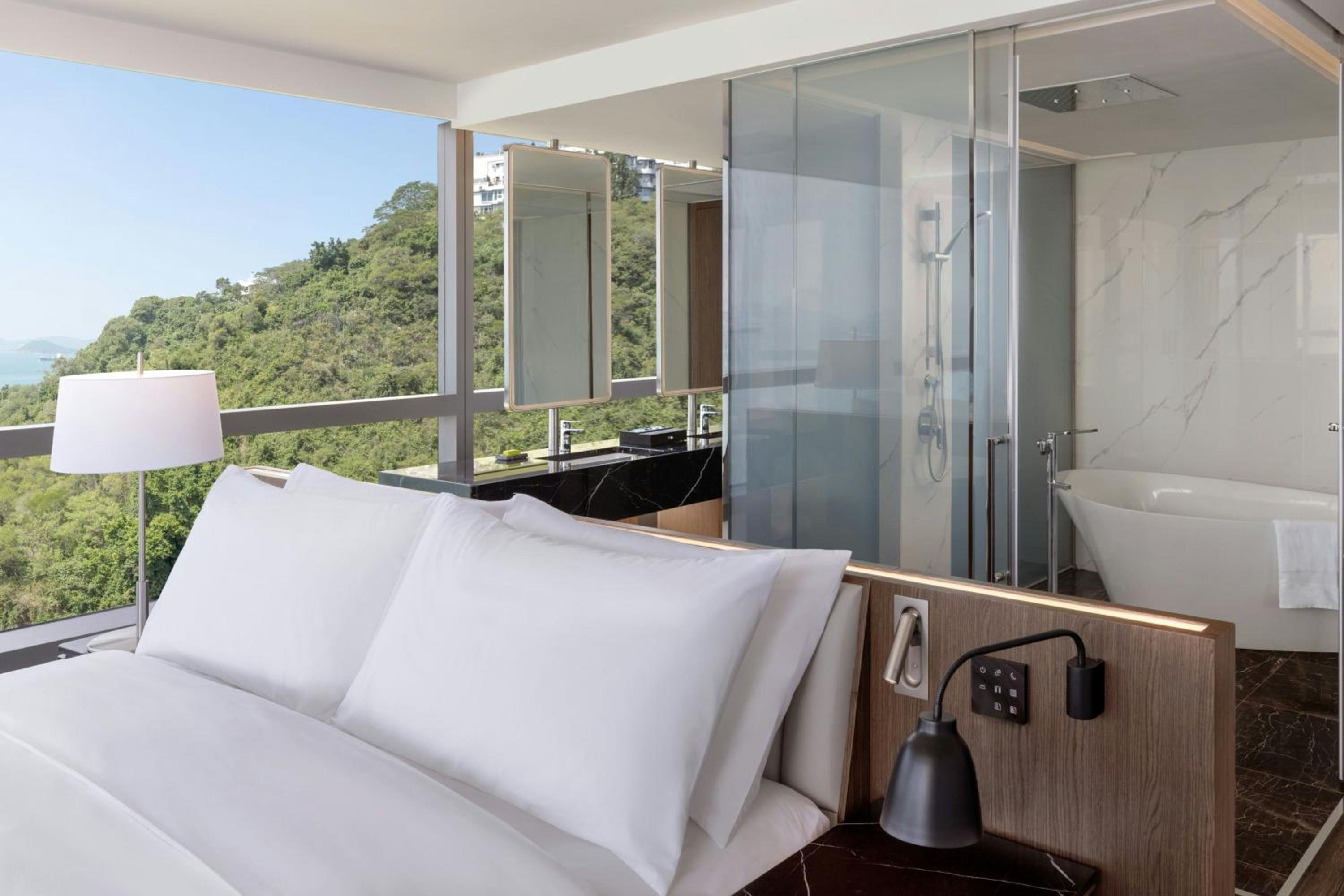 Le Meridien, Suite, King Bed, Ocean Front, Large، Le Meridien Cyberport Hotel 4/4