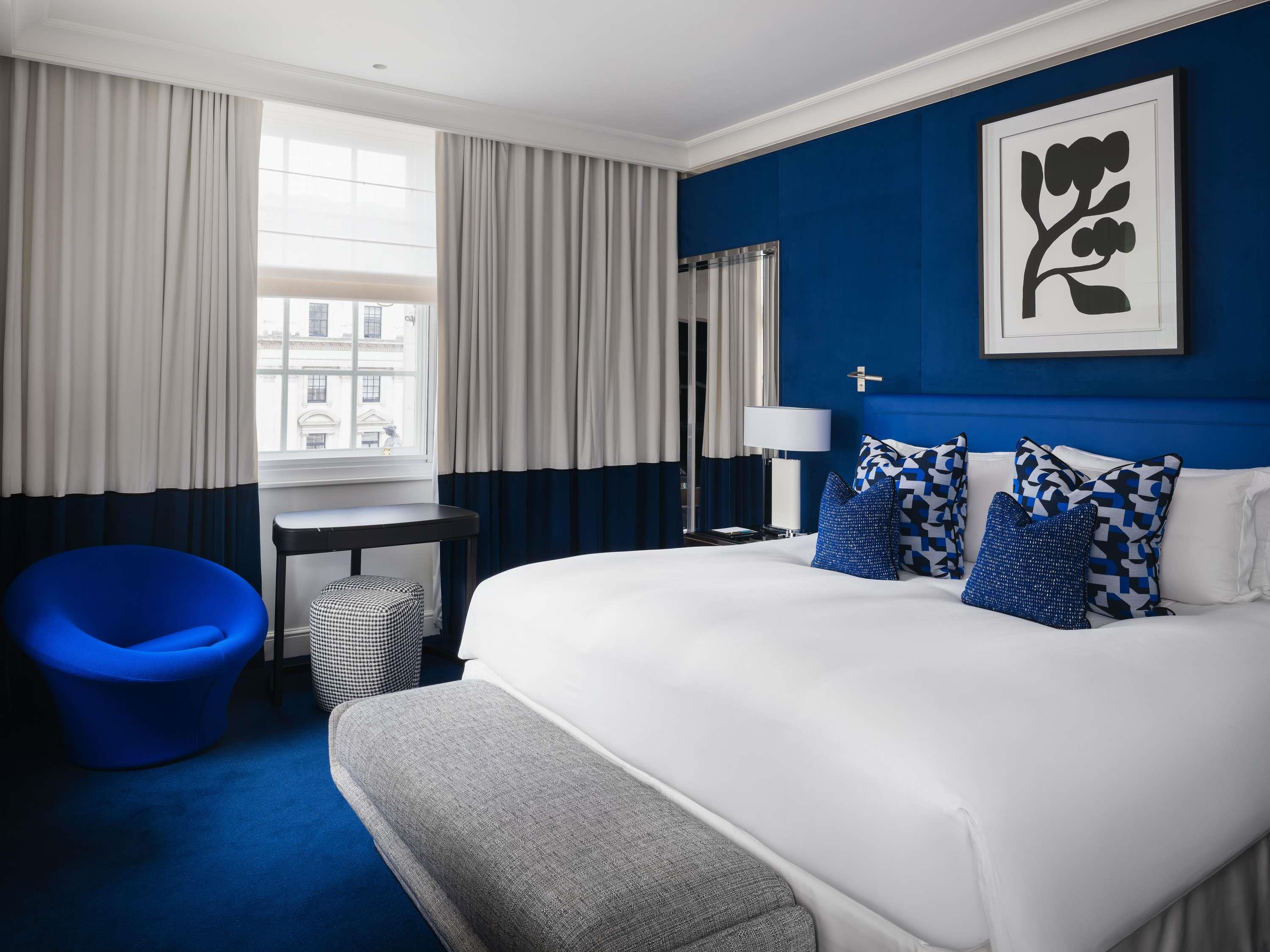 PRESTIGE, SUITE, KING BED, WATERLOO PLACE OR PALL MALL VIEW, LIVING AREA