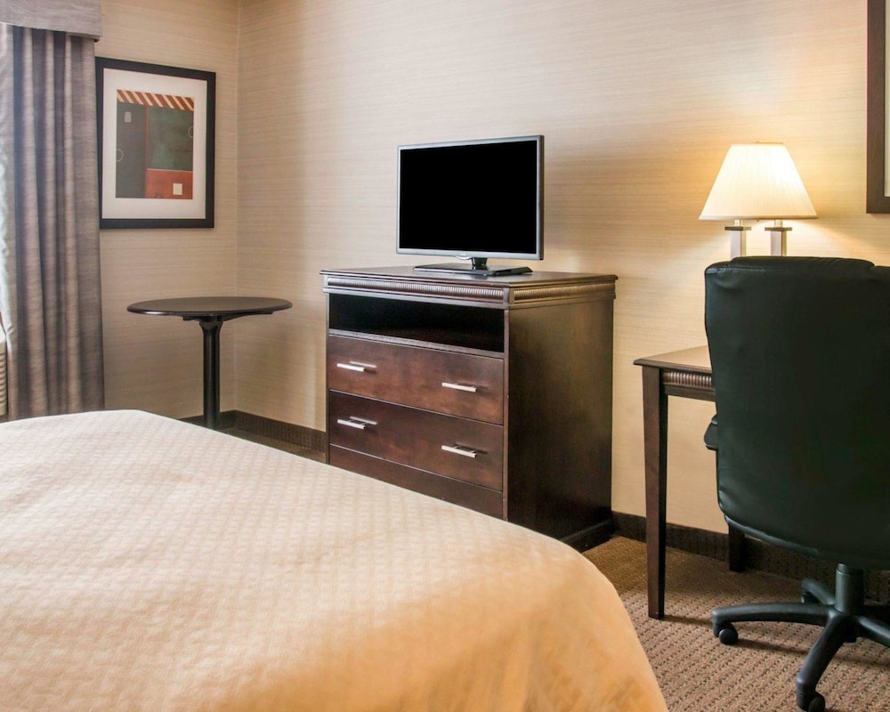 Quality Inn Suites Next To the Casino 16/35