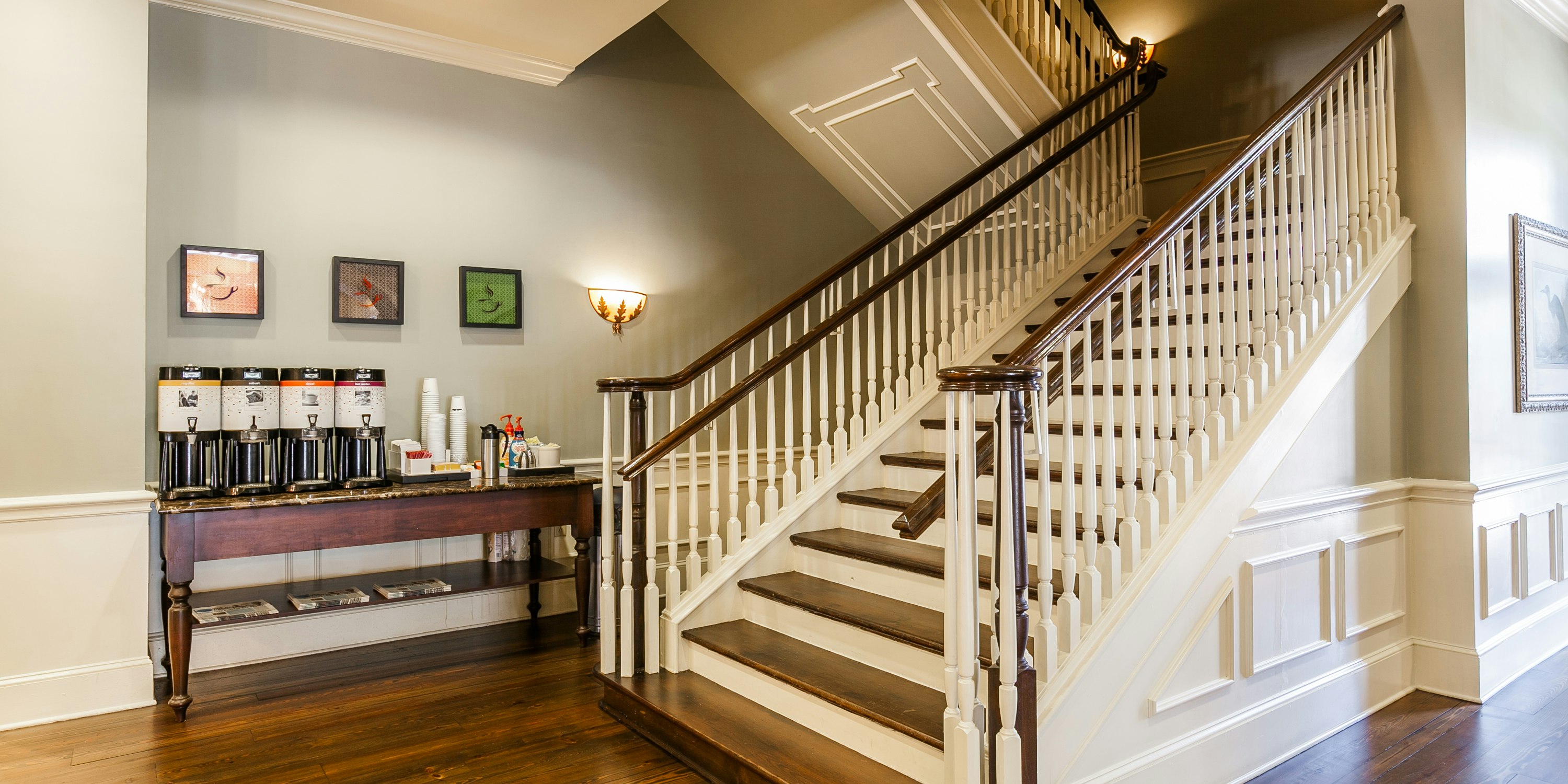 Hampton Inn and Suites Savannah Historic District 10/77