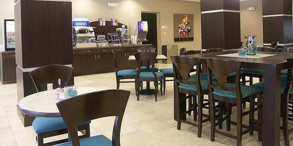 Holiday Inn Express Hotel And Suites Cleveland Northwest 45/61