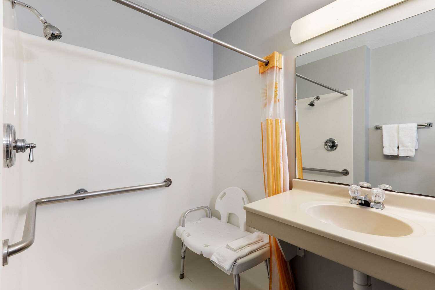 La Quinta Inn & Suites by Wyndham Omaha Airport Downtown 25/25