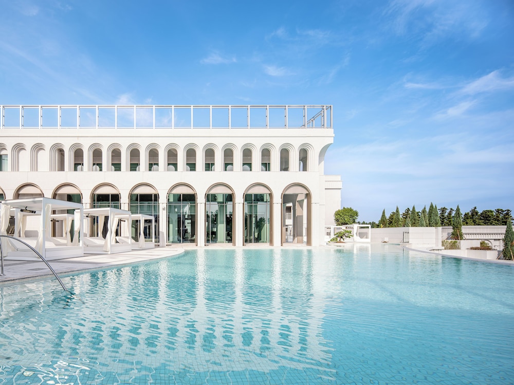 The Siena Resort 5/50