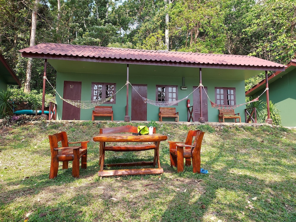 Cliff Cottage Resort 5/75