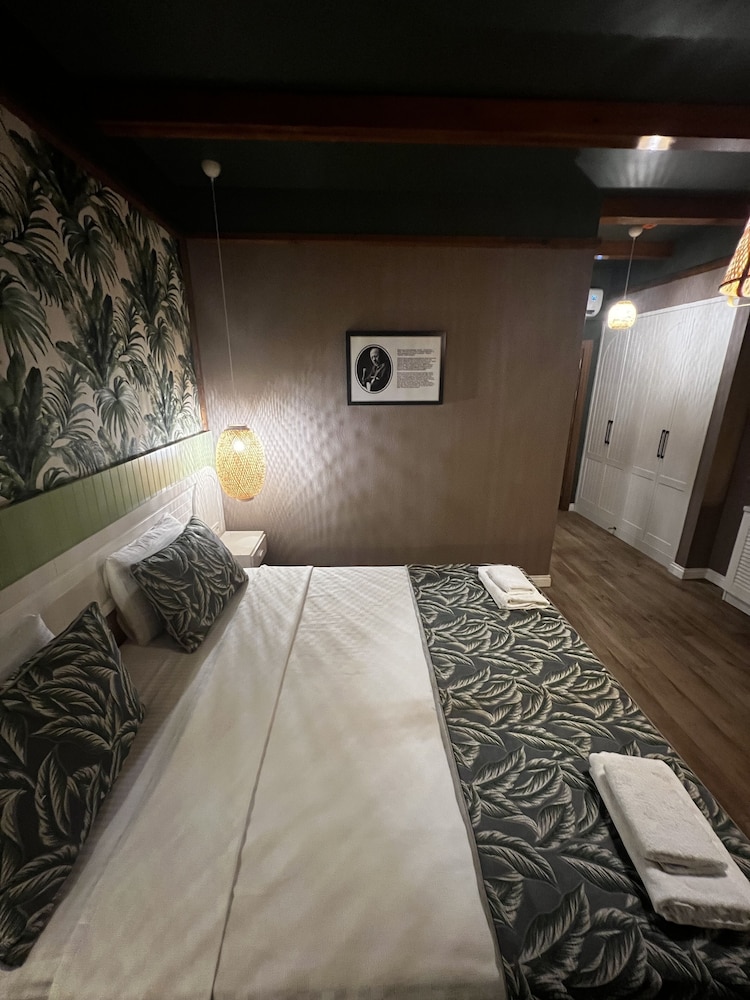 Dolphin Park Hotel 10/50