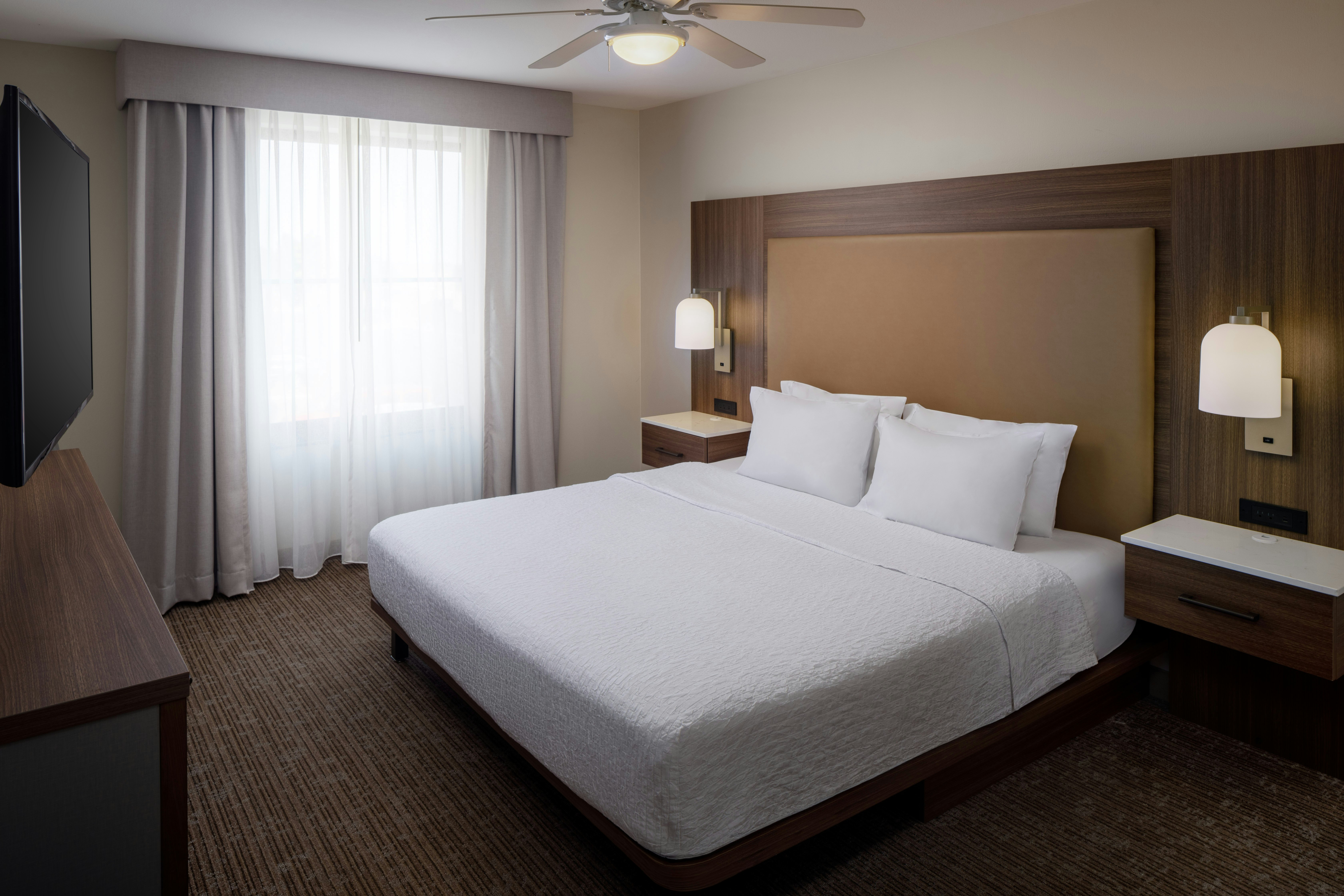 STUDIO, SUITE, KING BED