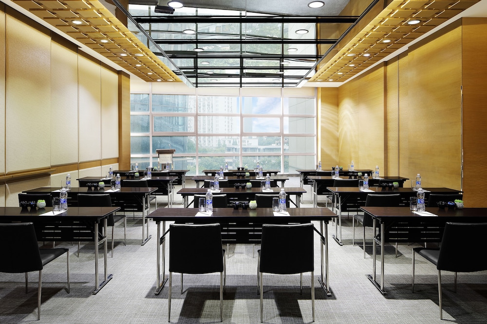 New World Wuhan Hotel 58/70