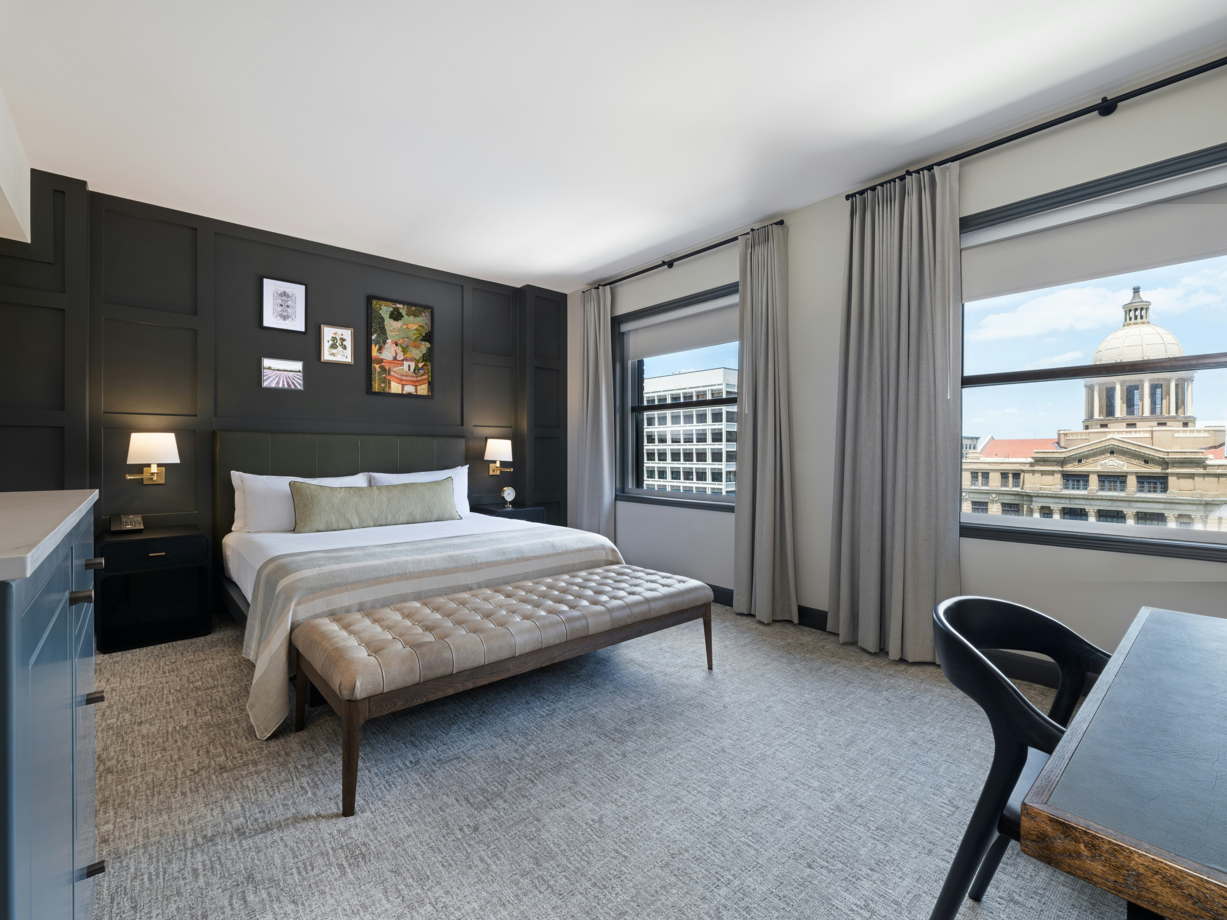 DELUXE, KING BED