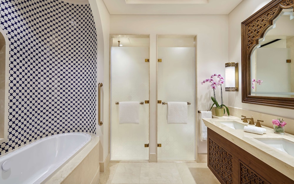 Hilton Salwa Beach Resort & Villas 16/82