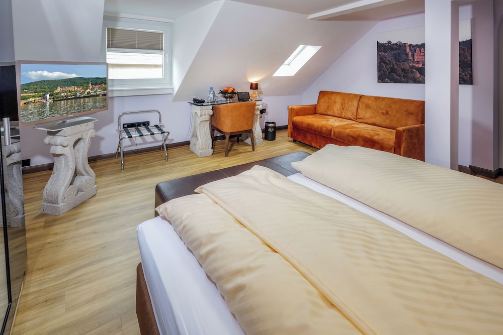 Comfort, 1 Double and 2 Bunk Beds، HOTEL HEIDELBERGER HOF 4/10