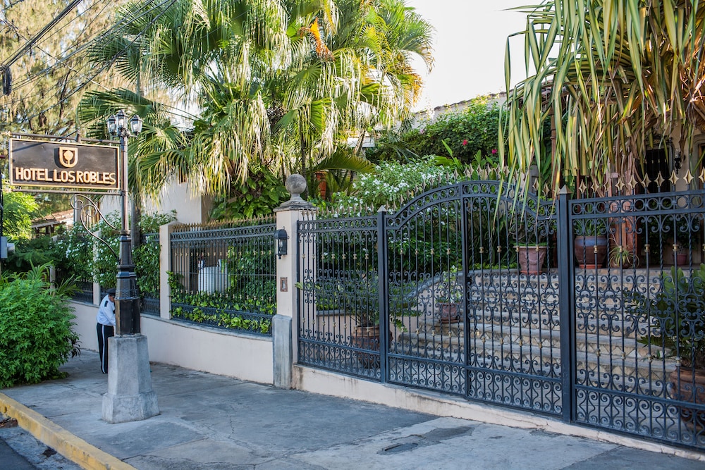 Hotel Los Robles 57/62