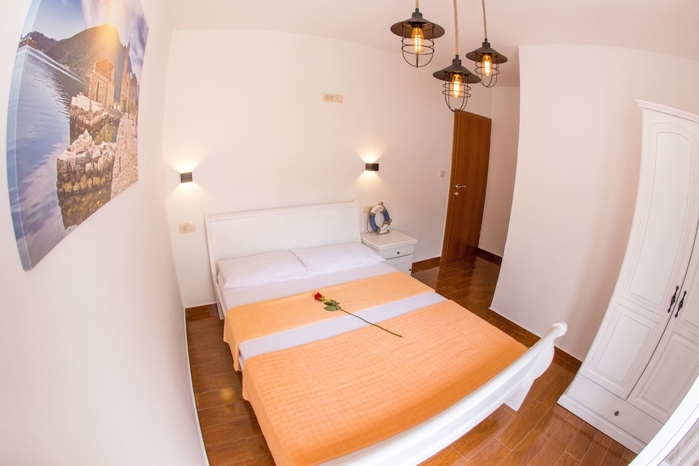 ROMANTIC, KING BED, BALCONY