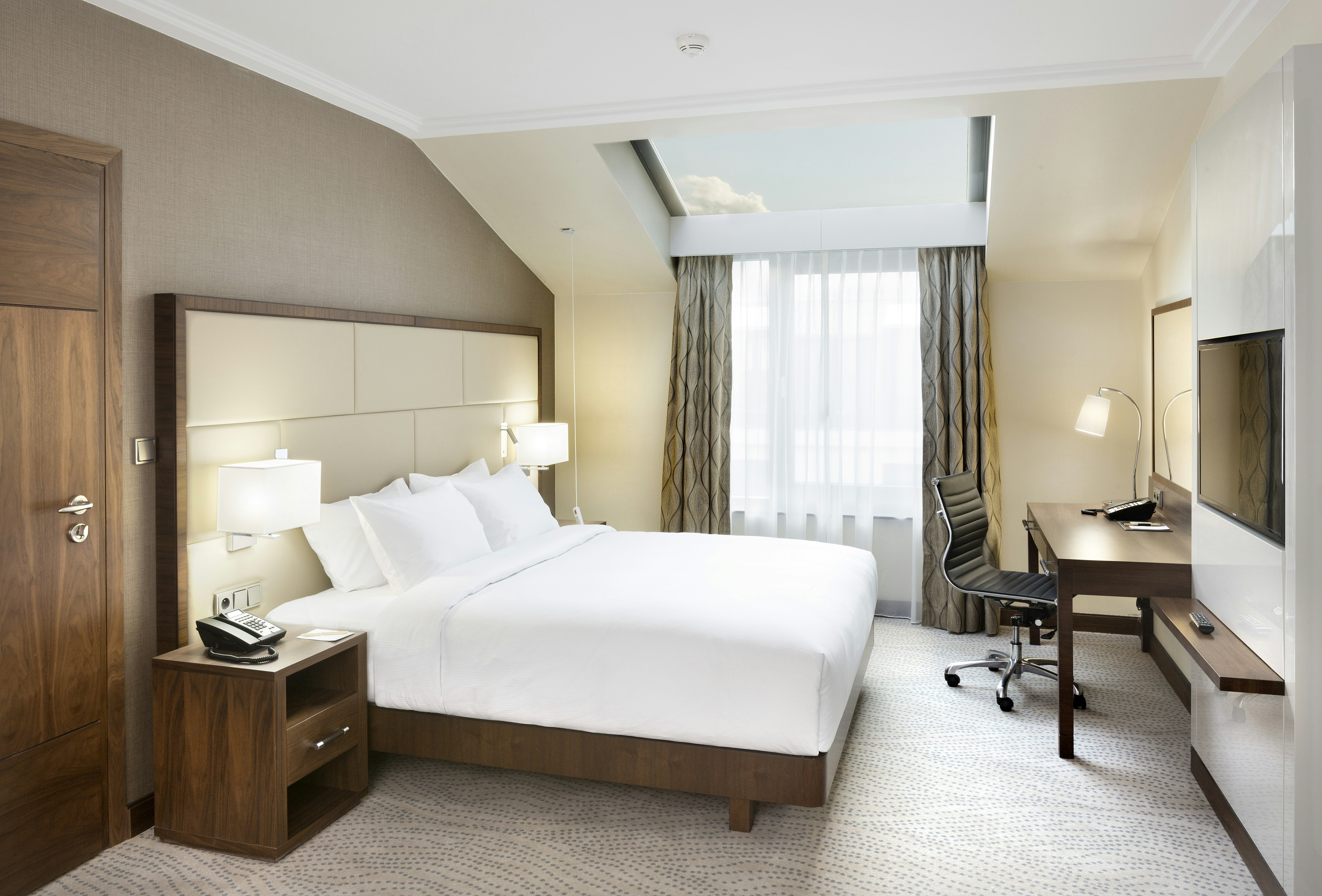 GUEST ROOM, KING BED, ACCESSIBLE