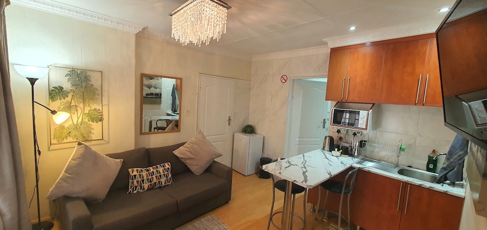 Pepper Tree Bnb 27/50