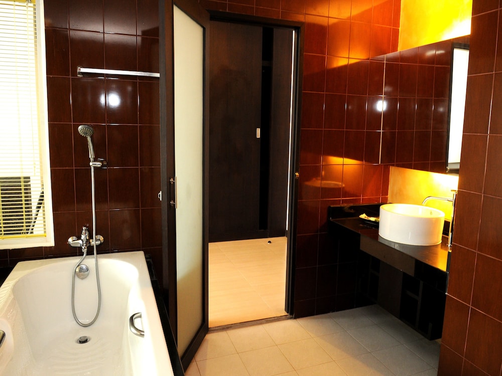 The O Valley Hotel 30/60