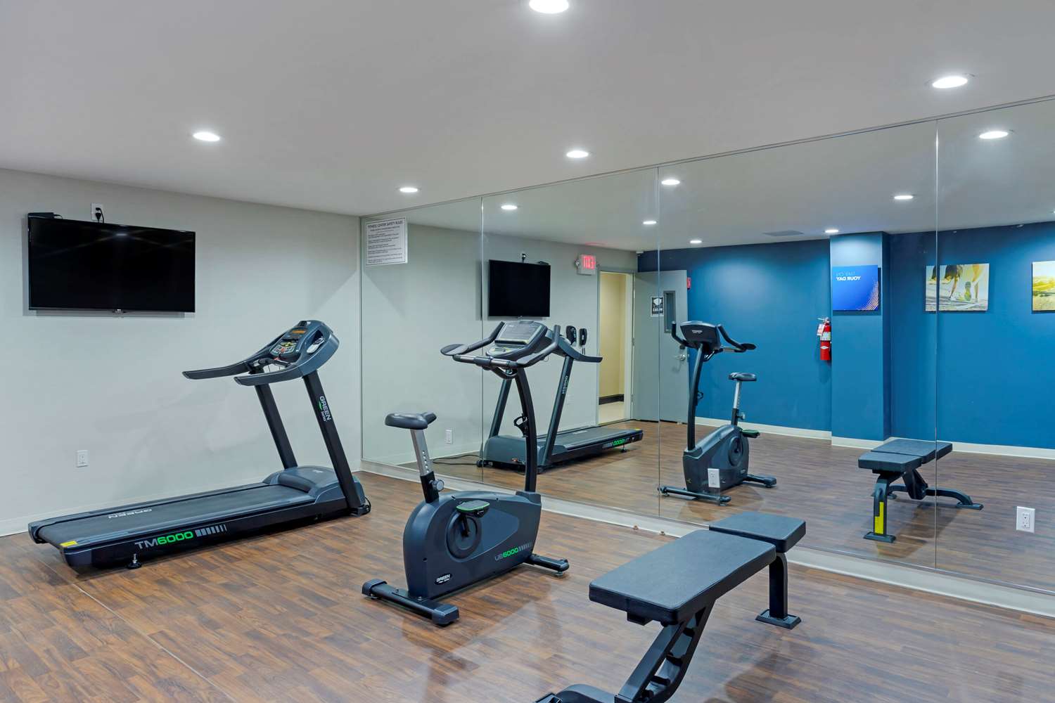Comfort Inn And Suites Near Stadium 24/44