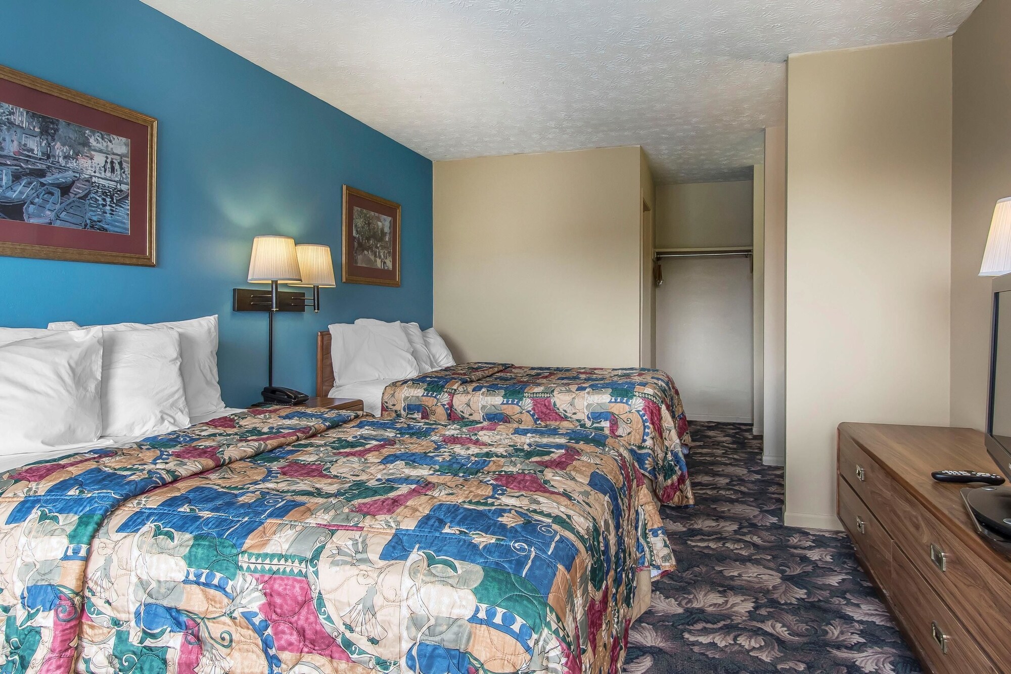 STANDARD, 2 DOUBLE BEDS