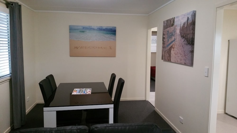 Alex Beach Cabins and Tourist Park 6/50