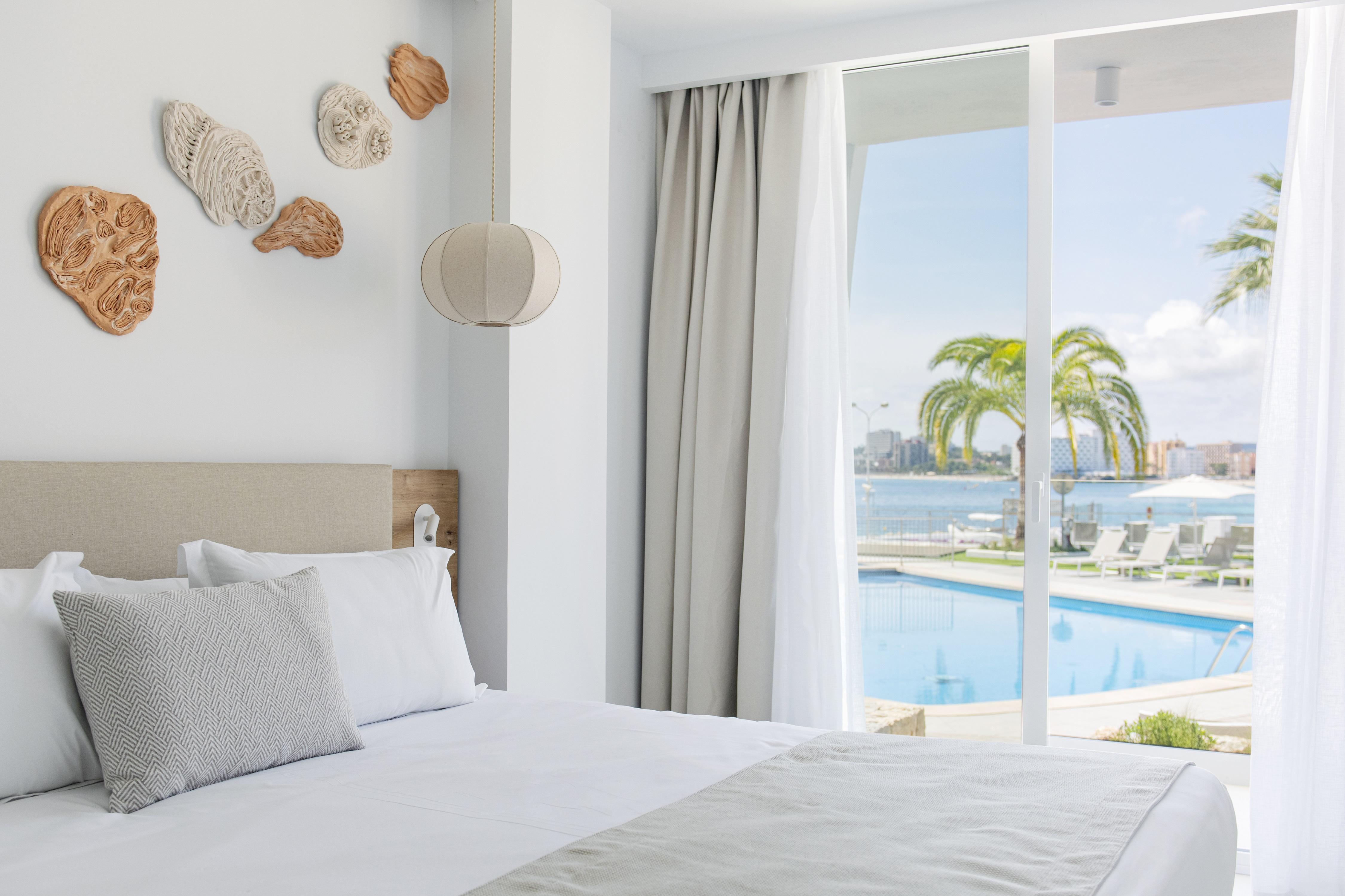 2 Bedrooms, Suite, Sea Front, Balcony or Terrace، Suites Roc Portonova 2/4