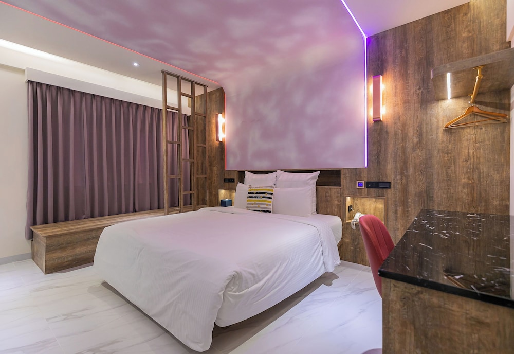 DELUXE, DOUBLE BED