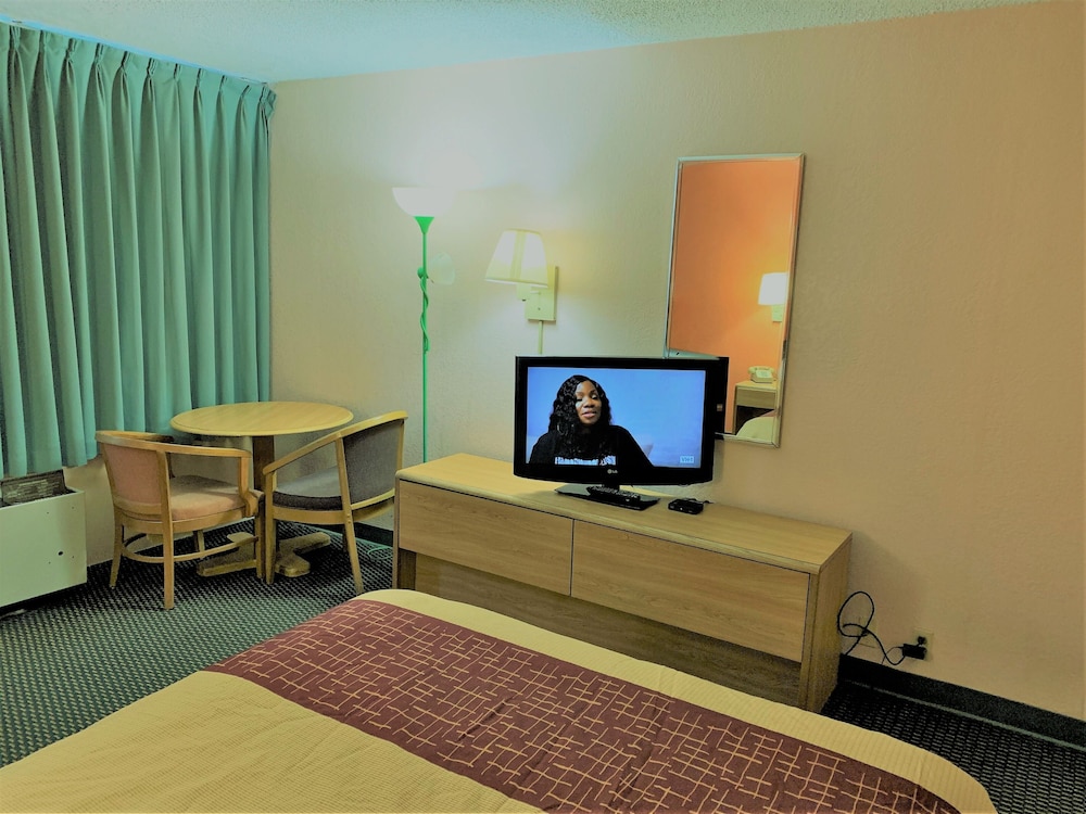 Lobby at Red Carpet Inn & Suites Lima, LIMA - OH