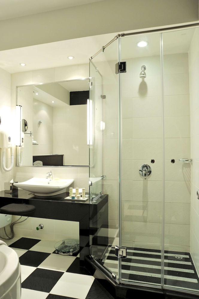 RADISSON BLU HOTEL, LUSAKA 48/49