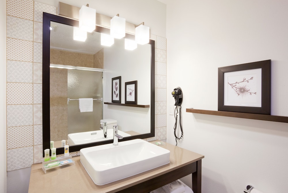 Country Inn & Suites By Radisson, Decorah, IA 22/42