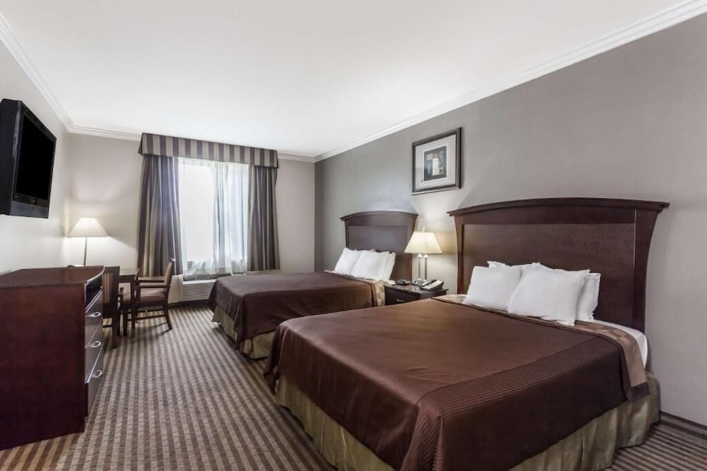 Harbor Inn And Suites 5/17