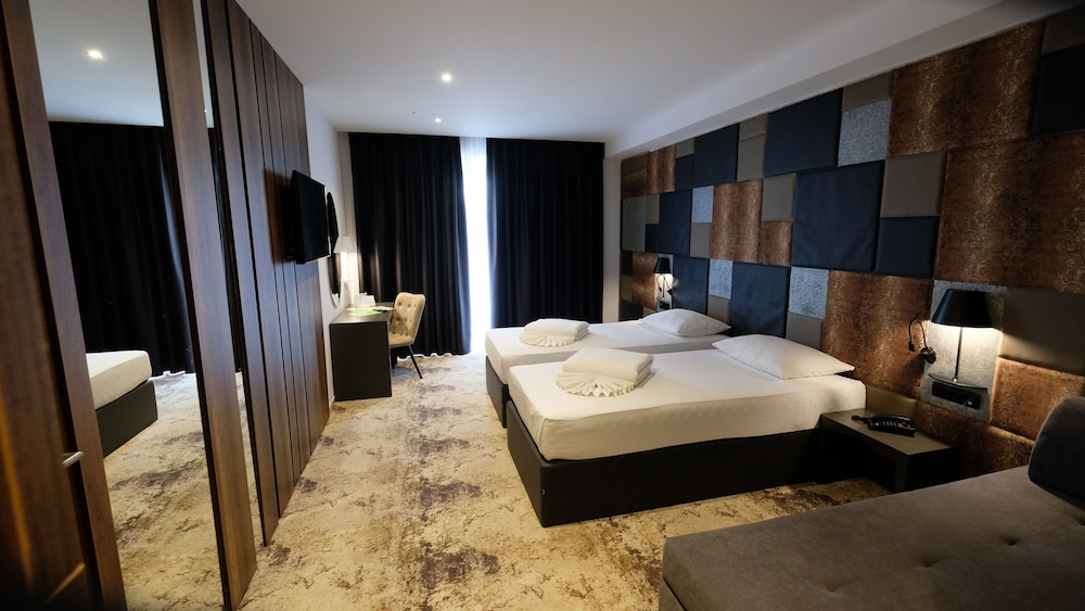 TRIPLE DELUXE ROOM