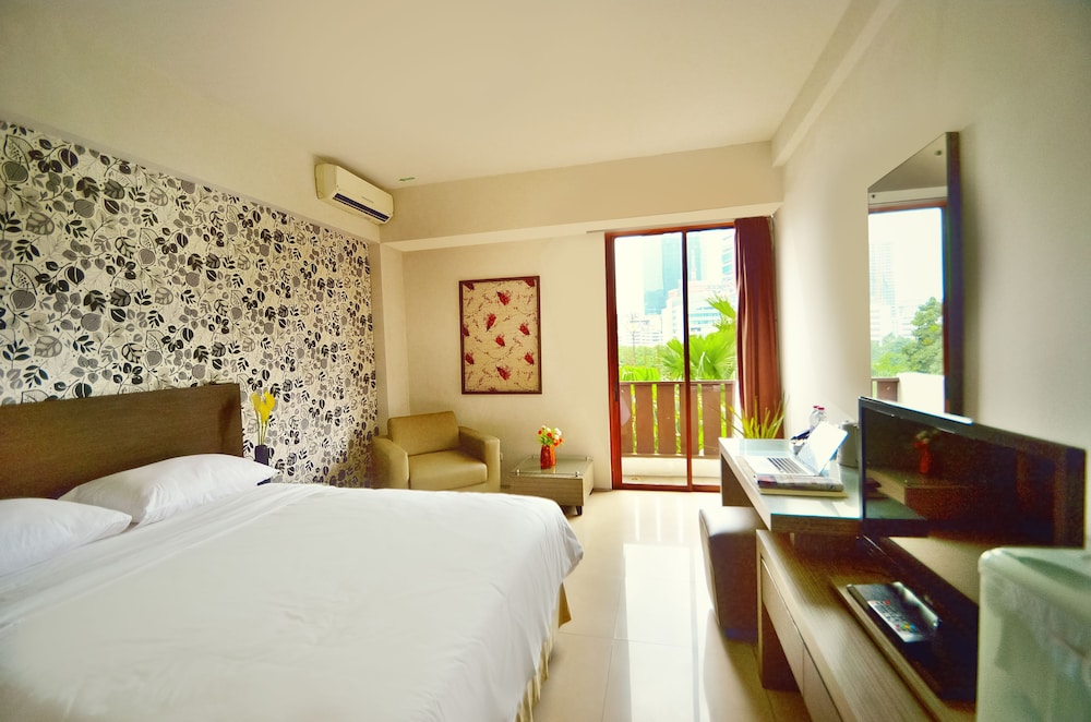 غرفة قياسية بسرير كوين