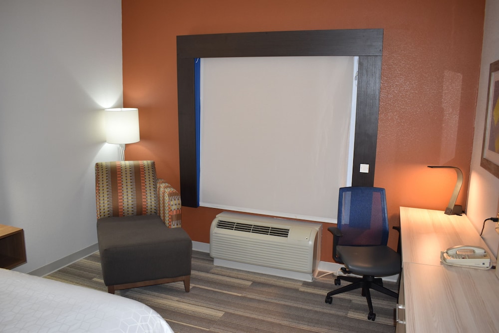 Holiday Inn Express Hotel Suites Mcpherson 46/64