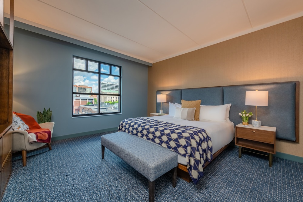 SUITE, KING BED, CORNER