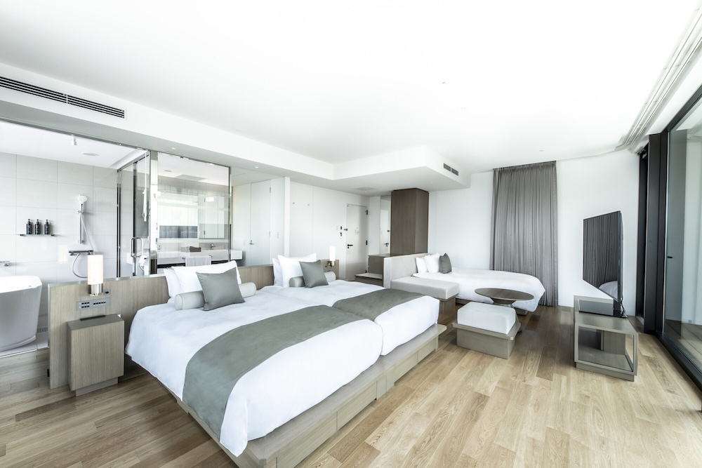 ROOM, TWIN BEDS, BALCONY, LOUNGE ACCESS, CORNER