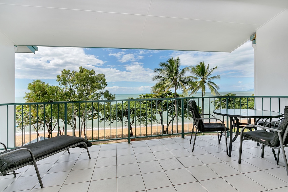 Beachfront Apartments On Trinity Beach 12/50