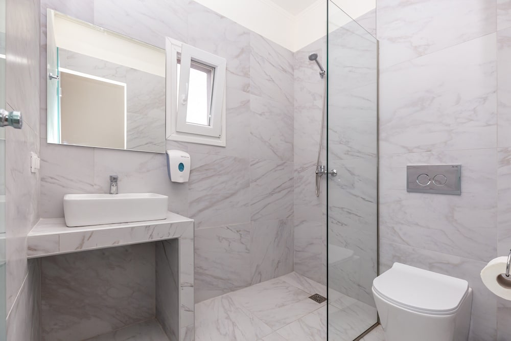 Aqua Luxury Suites 72/76
