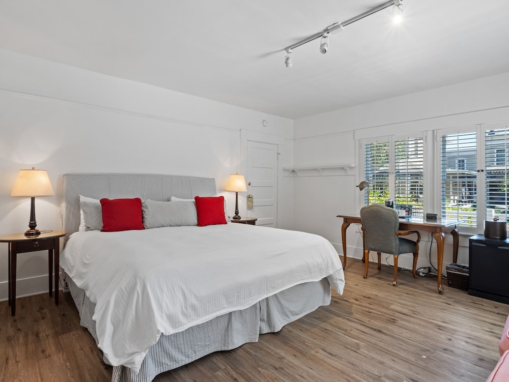 SIGNATURE, LANAI, SINGLE, KING BED, GARDEN AREA